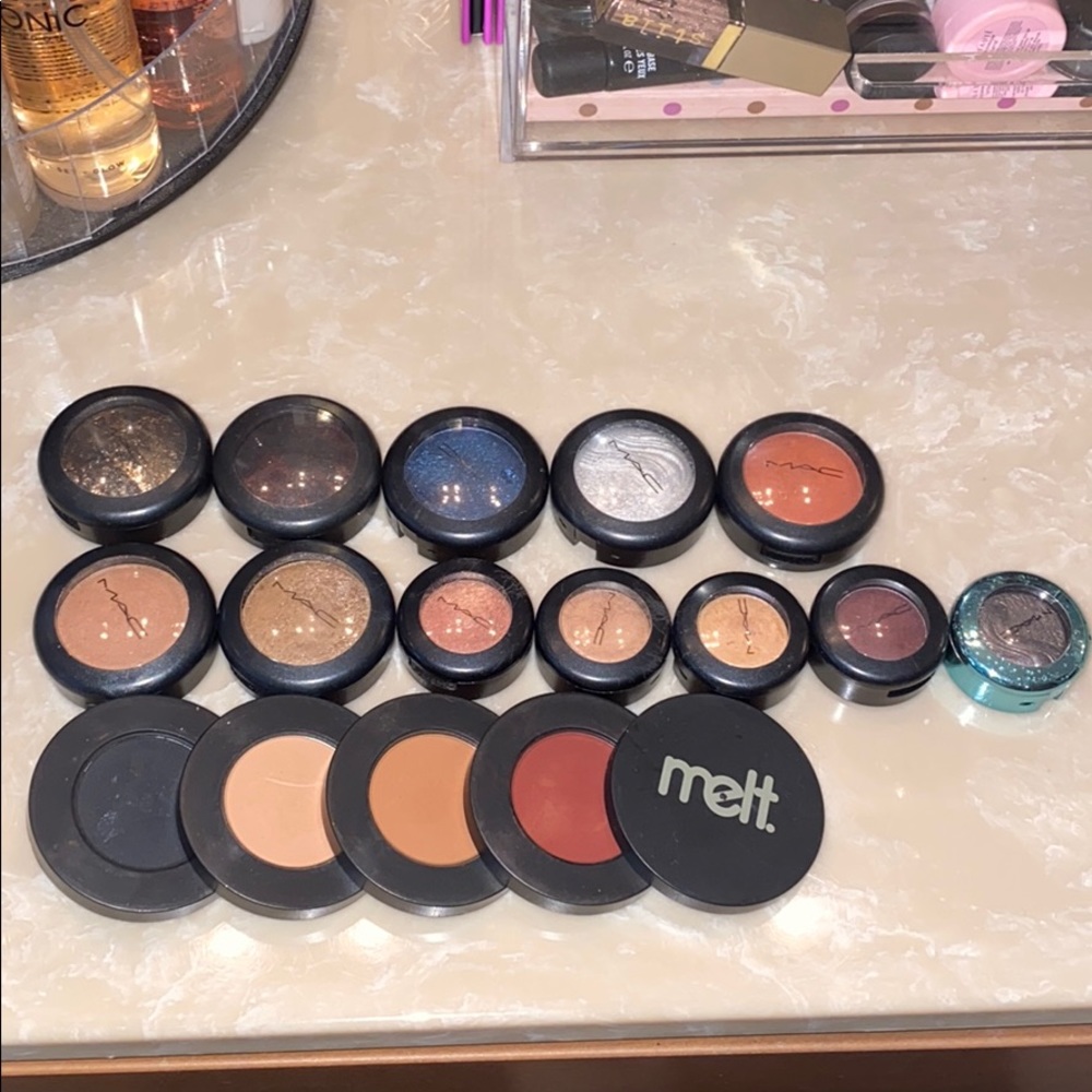 Lot of eye shadow